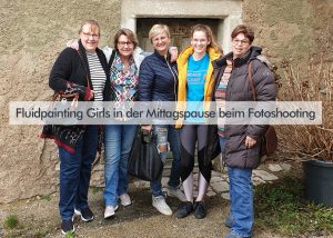 Fluidpainting Workshop Sabine Leipold mit Kursteilnehmerinnen