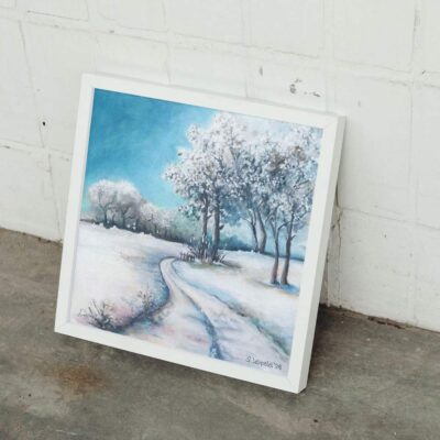 Die Winterlandschaft in Acryl zeigt einen schönen tiefverschneiten Weg. Unterm Lindenbaum, nennt man den Weg und würde von der Künstlerin Sabine Leipold schon auch Herbstbild umgesetzt. Maße: 40 x 40 cm auf Leinwand gemalt.